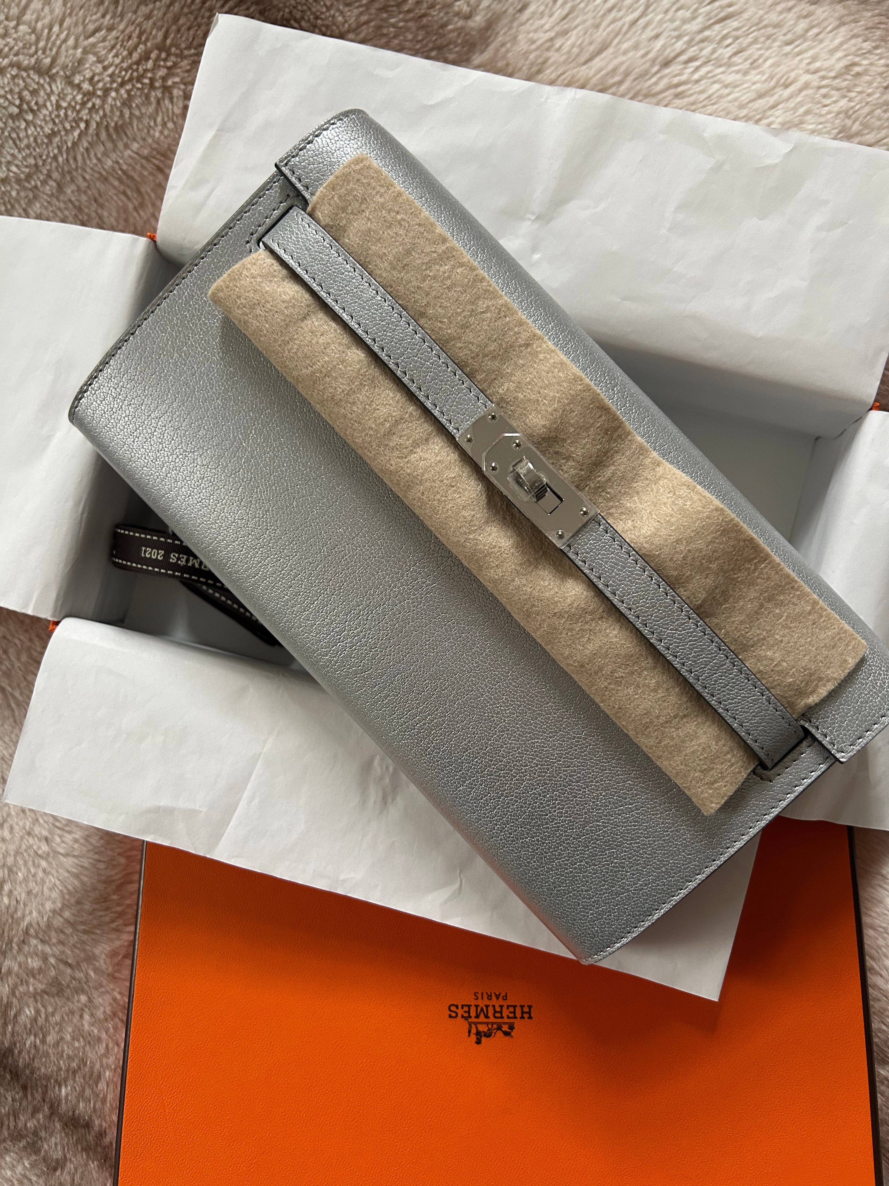 Argent Metallic Chevre Chamkilight Kelly Wallet To Go