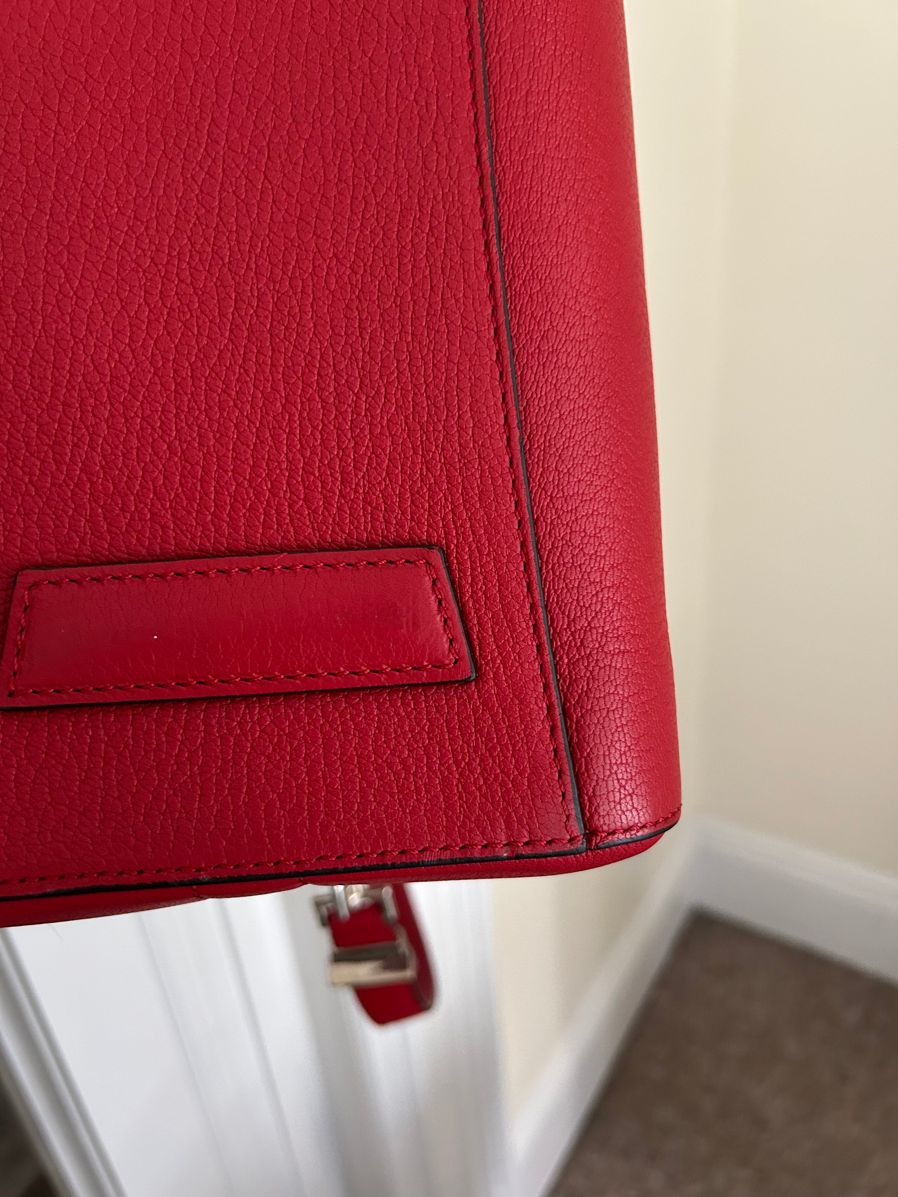 Red Small Antigona