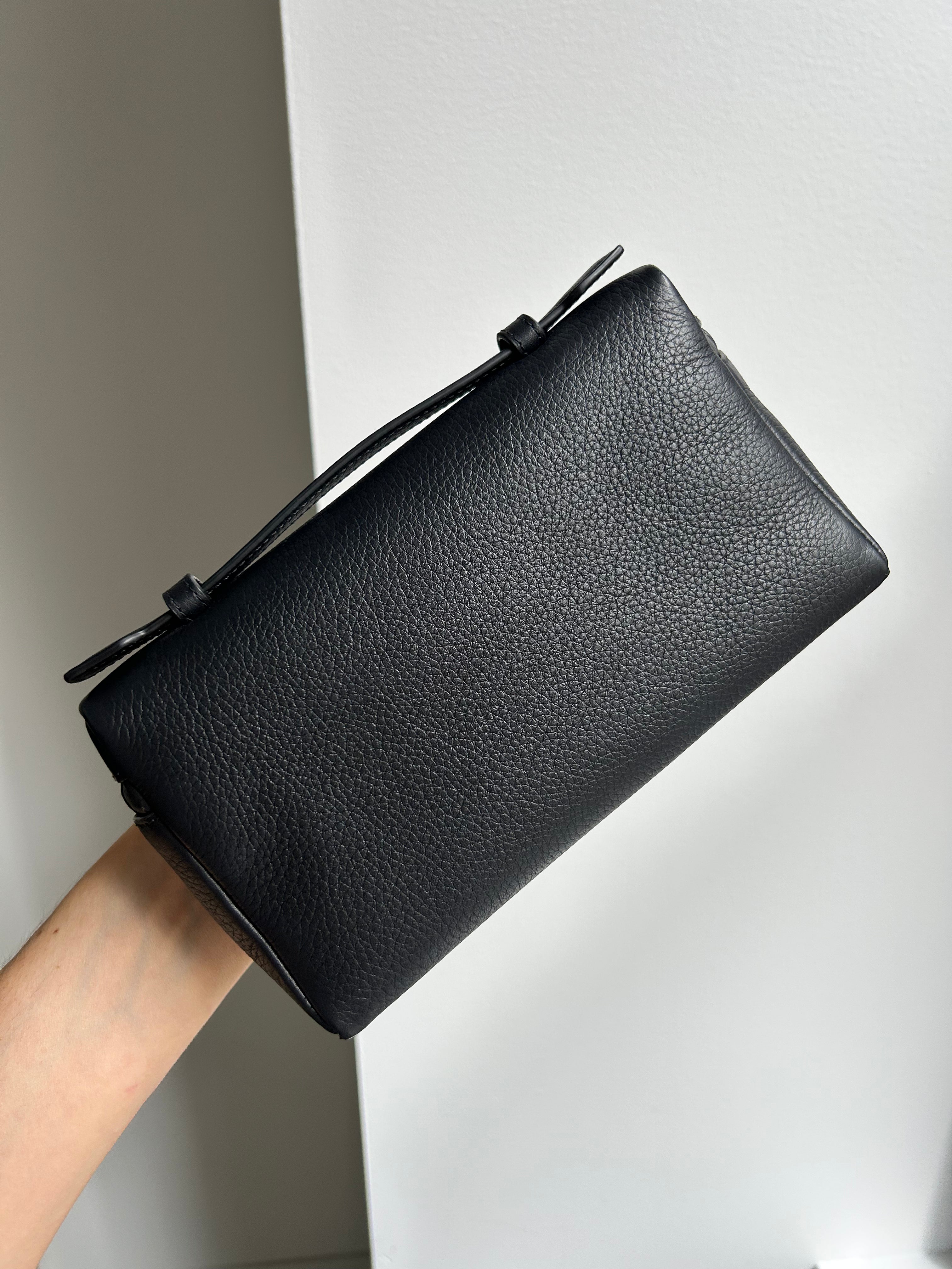 Grained Calfskin Black Extra Pocket L19