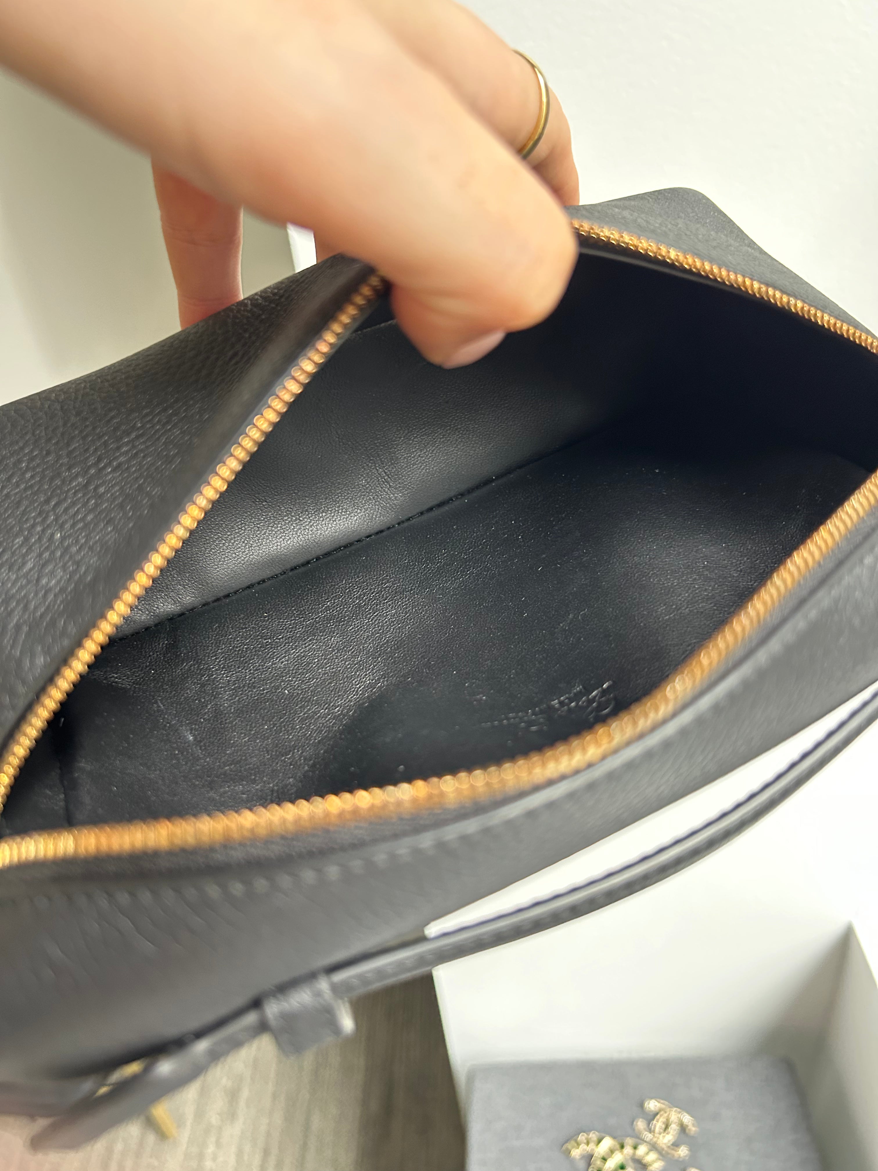 Grained Calfskin Black Extra Pocket L19