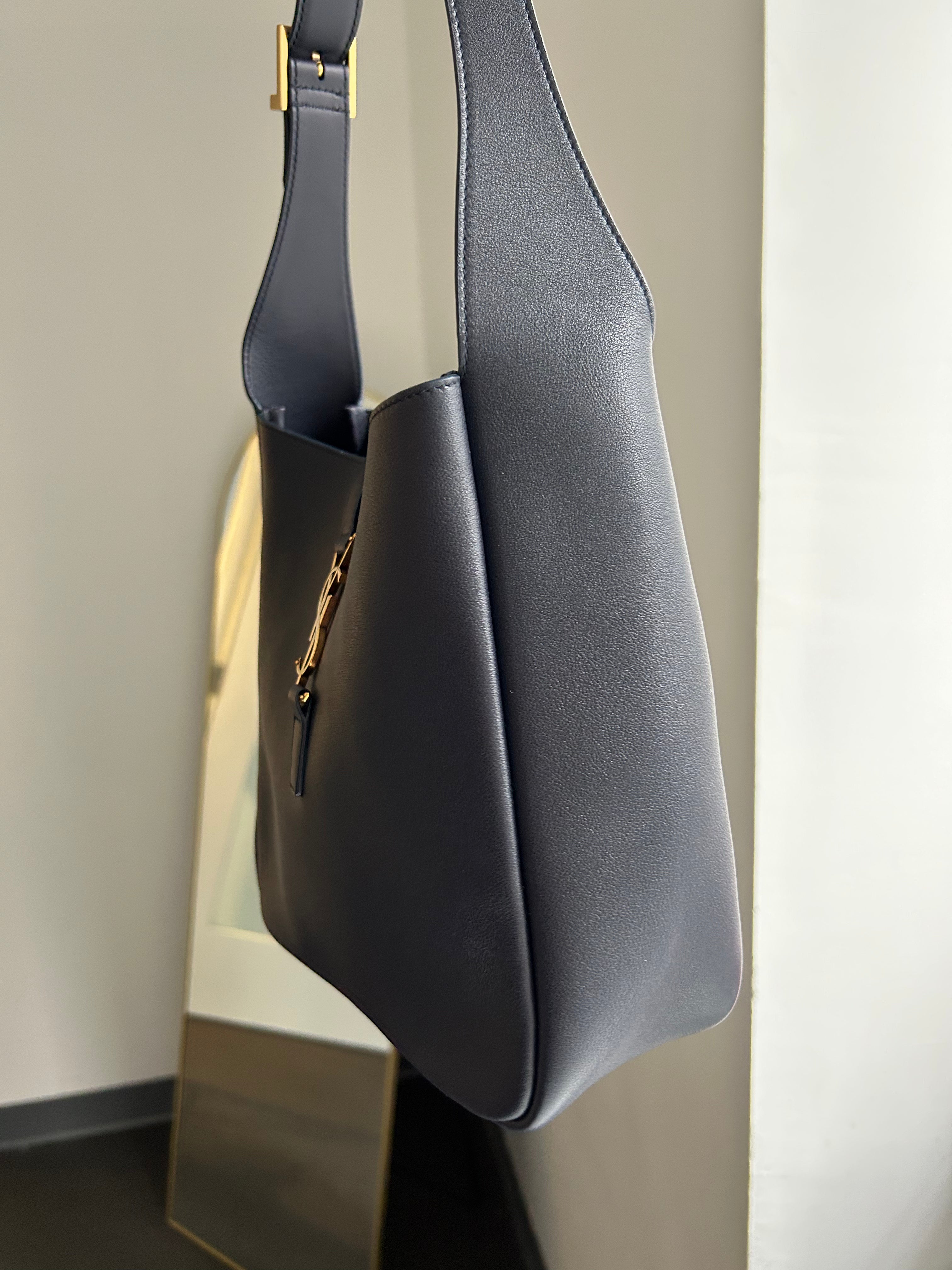Navy Smooth Calfskin Small Le 5 A 7 Soft Hobo