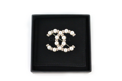 Pearl/Strass CC Brooch