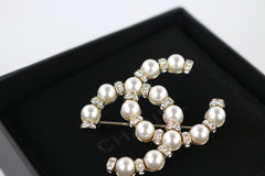 Pearl/Strass CC Brooch