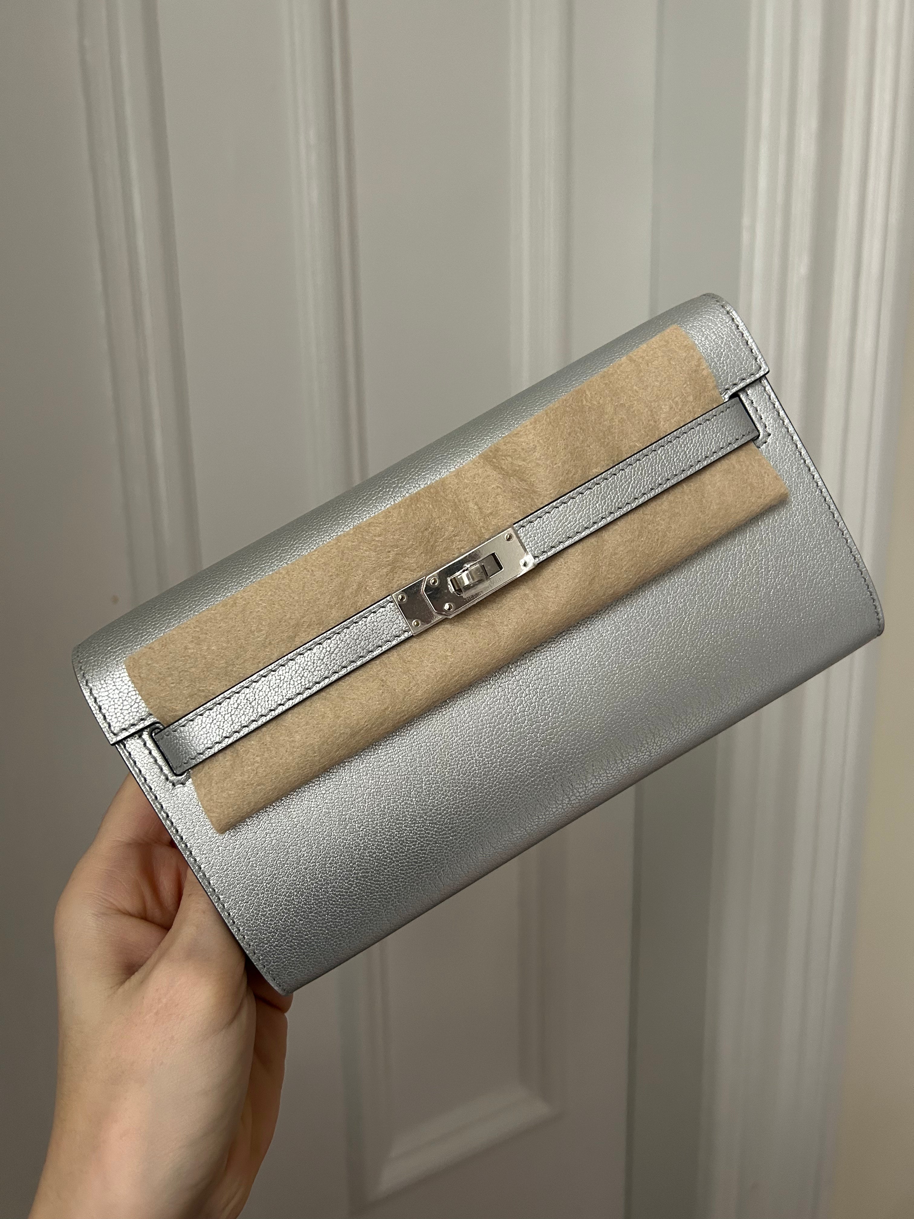 Argent Metallic Chevre Chamkilight Kelly Wallet To Go