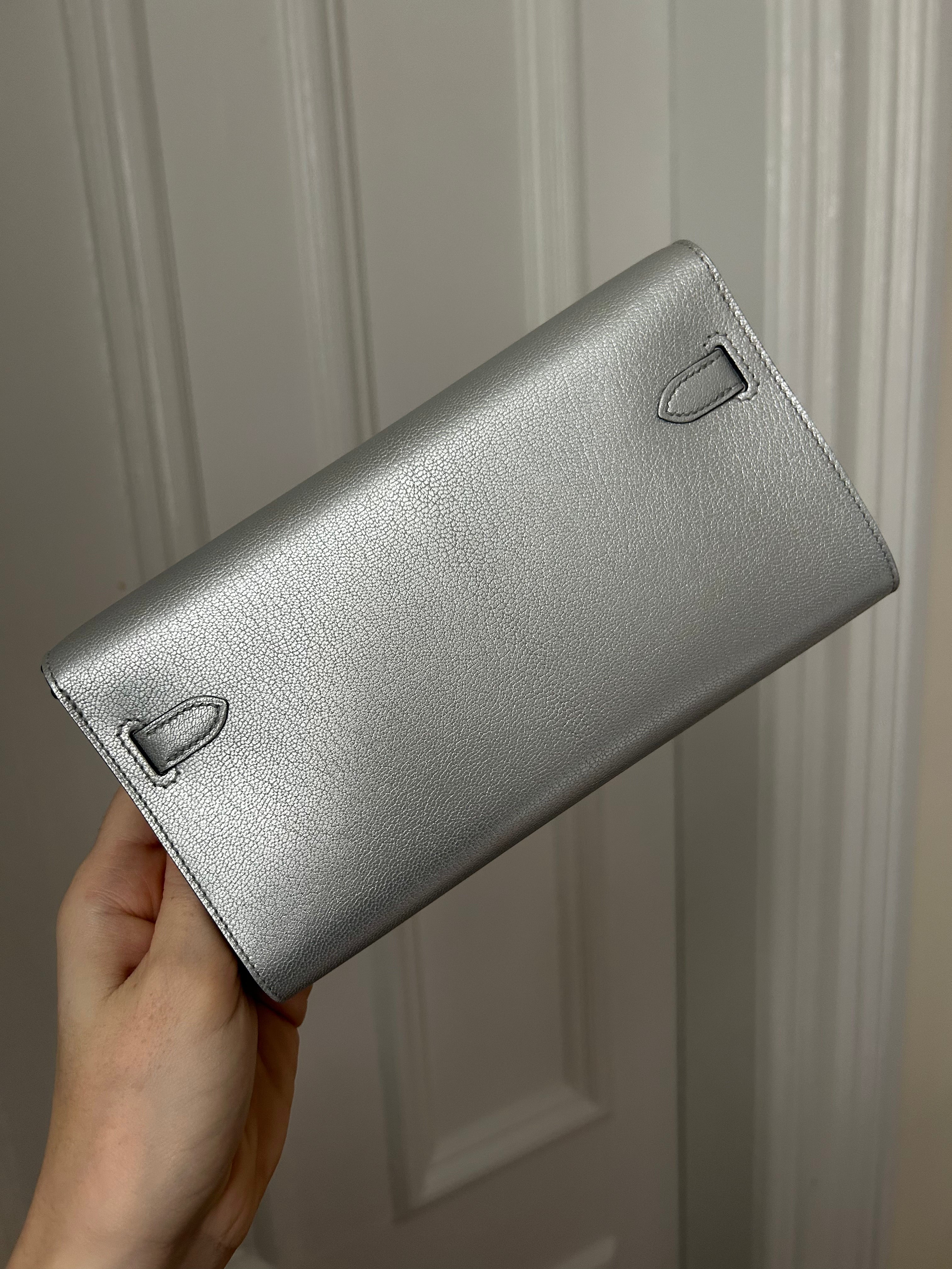 Argent Metallic Chevre Chamkilight Kelly Wallet To Go
