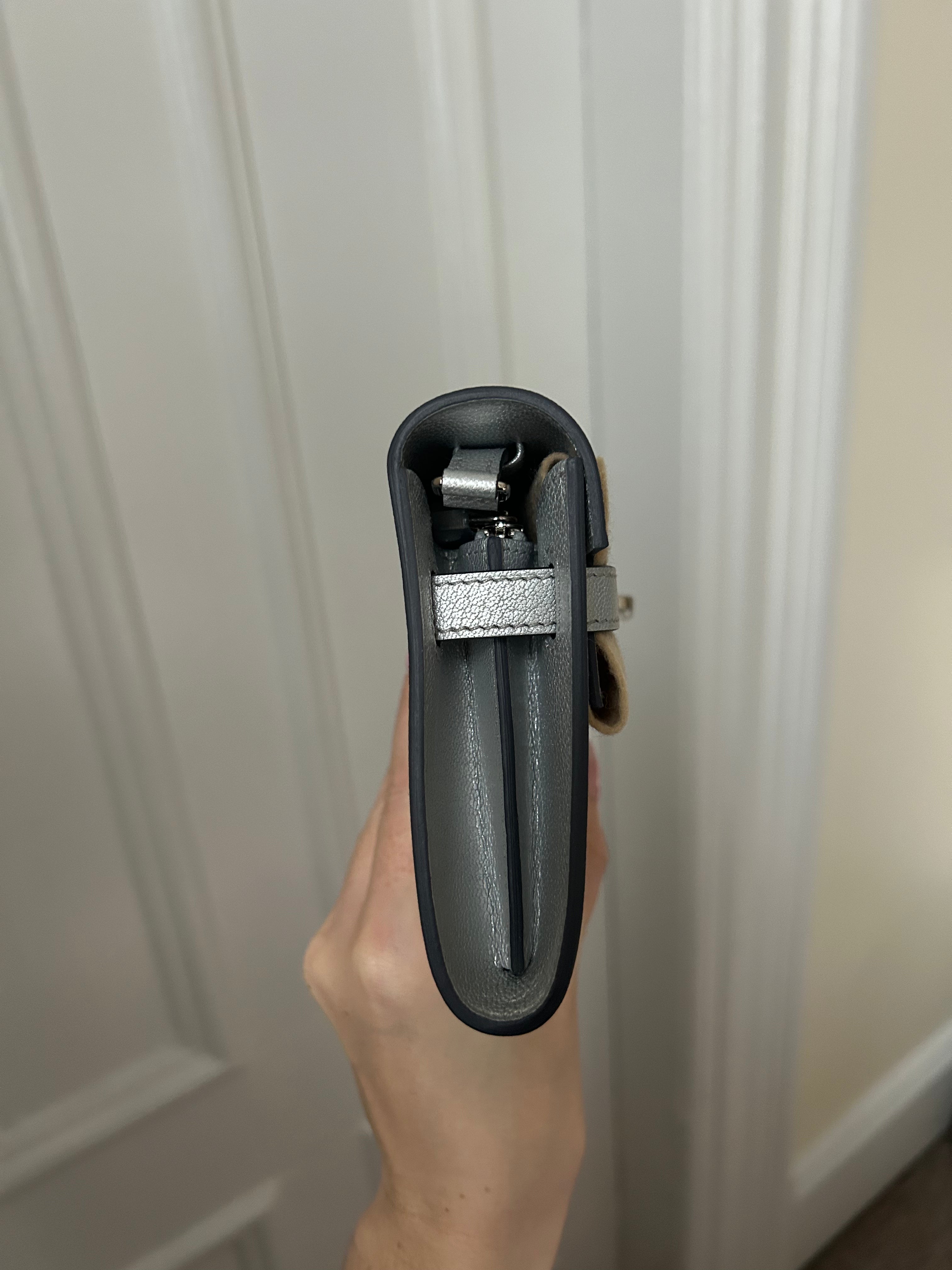 Argent Metallic Chevre Chamkilight Kelly Wallet To Go