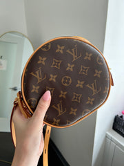 Monogram Canvas Boite Chapeau Souple PM