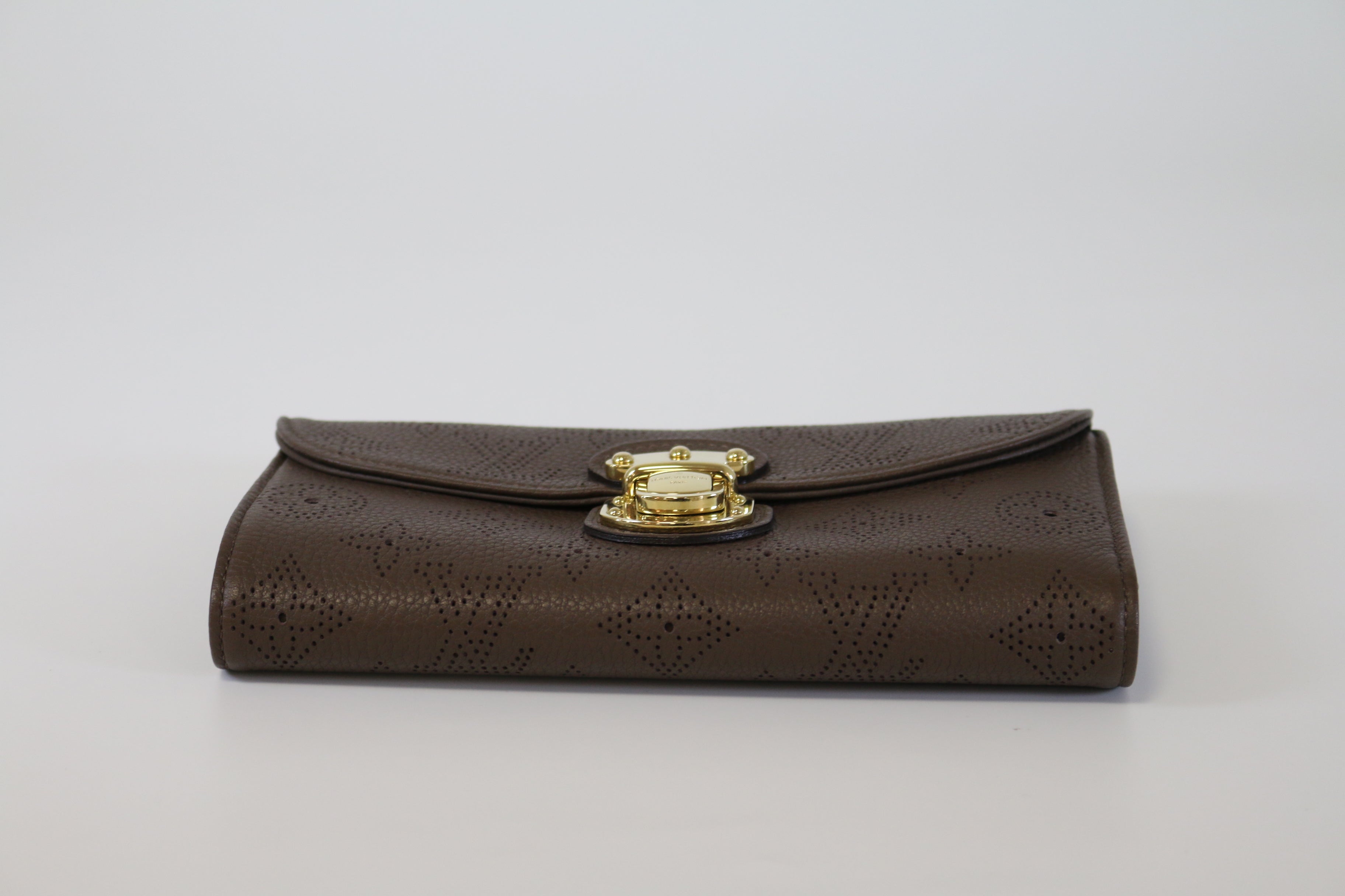 Louis Vuitton Wallet Amelia Mahina Leather. Black