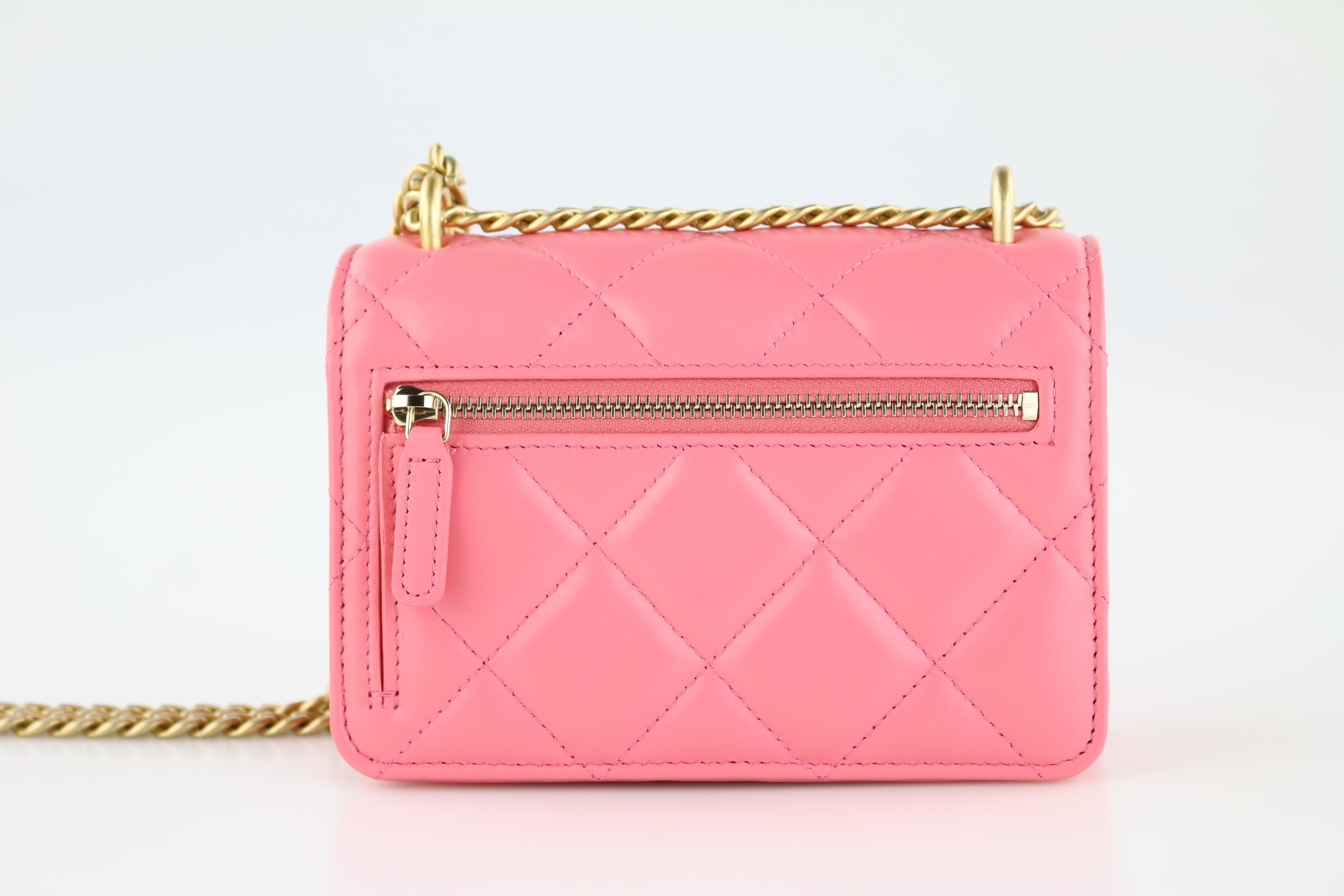 Clutch with chain - Lambskin & gold-tone metal, pink — Fashion