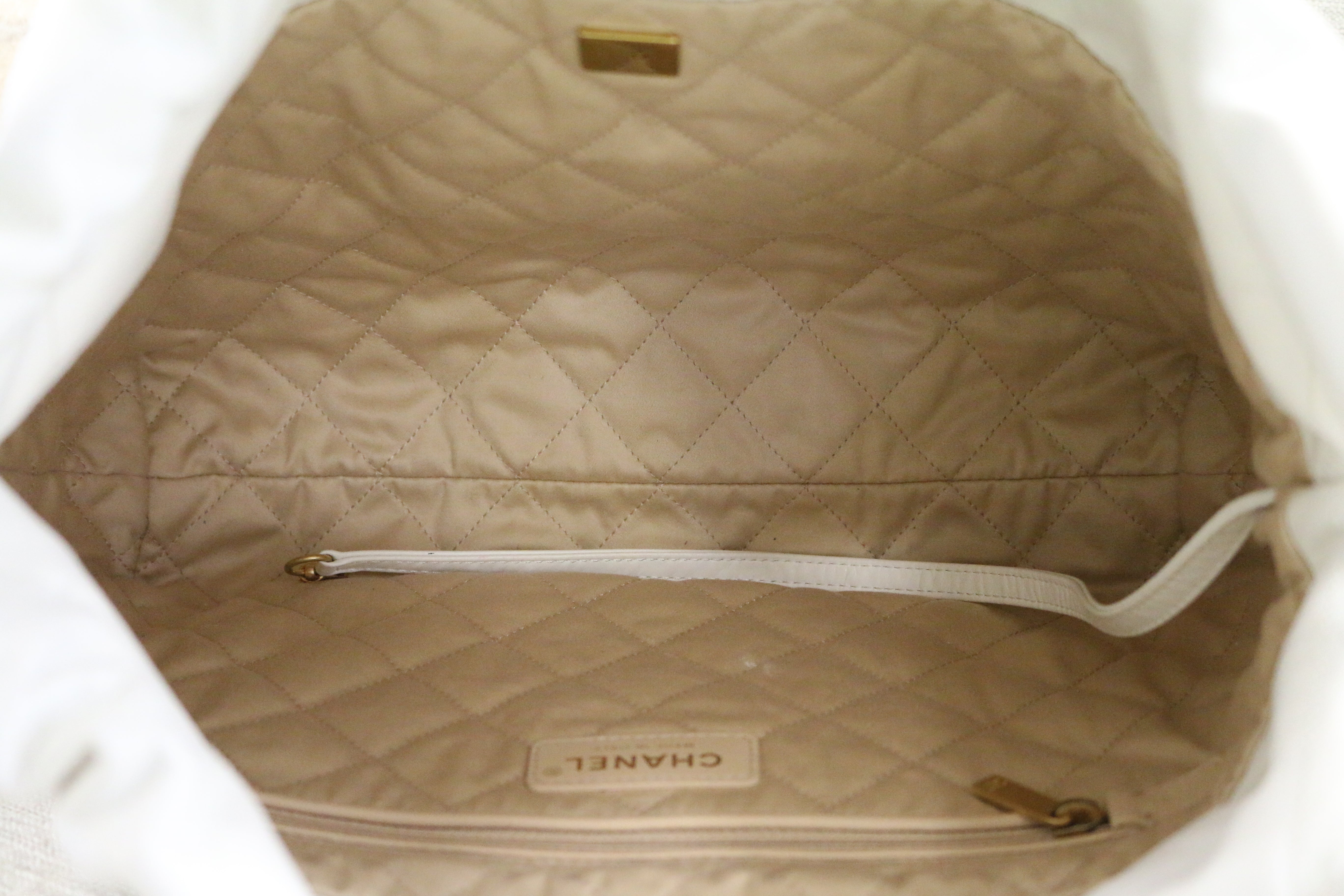 Chanel - Authenticated Chanel 22 Handbag - Leather White Plain for Women, Very Good Condition