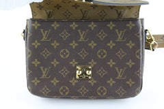 Reverse Monogram Pochette Metis