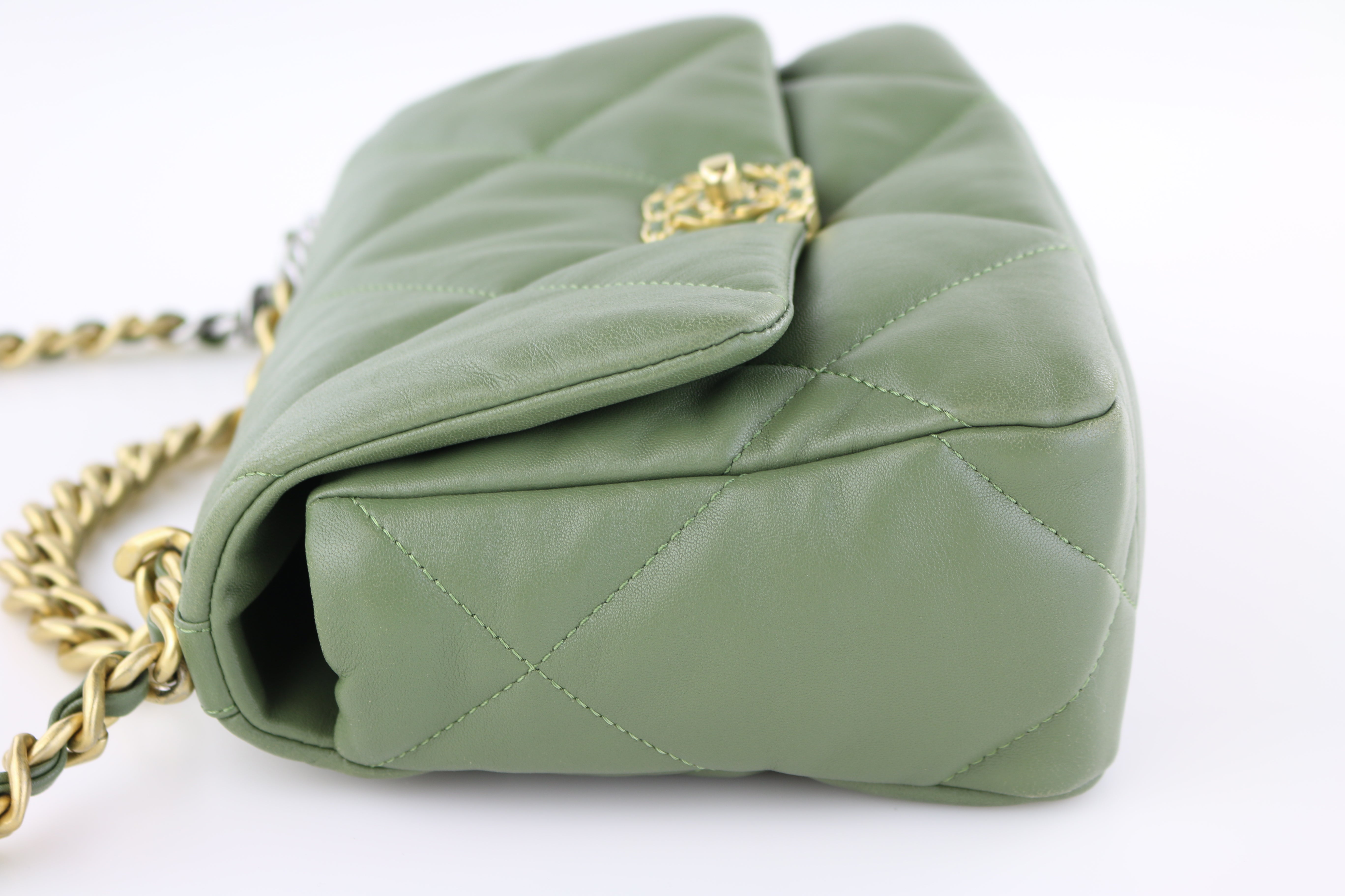 Chanel 19 leather handbag Chanel Green in Leather - 34968035